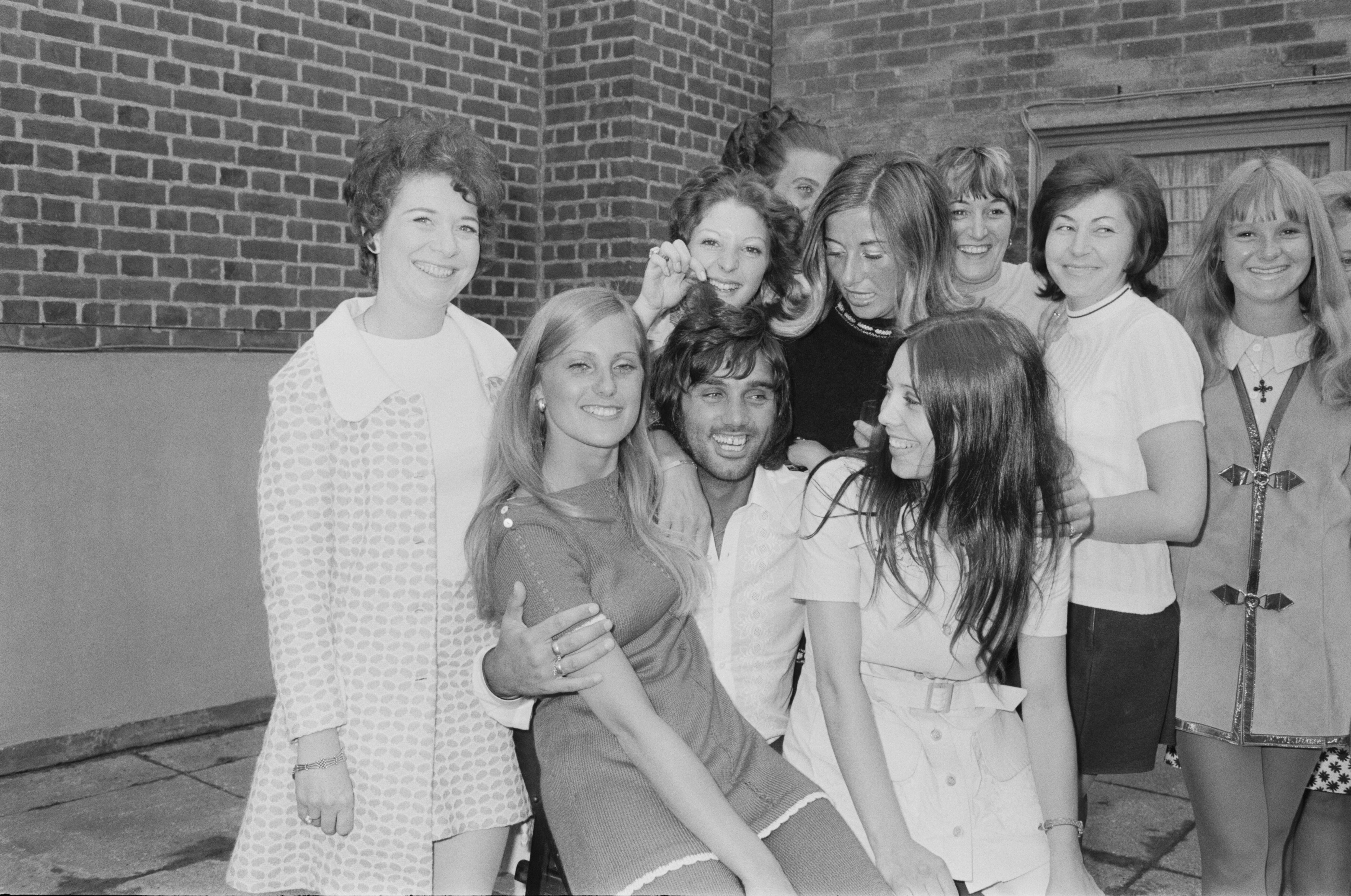 George Best en una estampa típica suya: rodeado de mujeres en el año 1970.