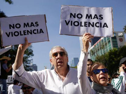 Manifestantes participan en una protesta contra el presidente Andrés Manuel López Obrador, en Ciudad de México.