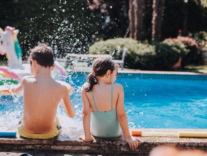 Dos niños juegan en una piscina en A Coruña.