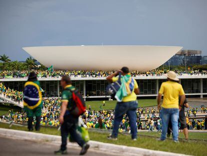 Los seguidores del expresidente de Brasil, Jair Bolsonaro, invaden las instalaciones del Congreso del país, este domingo en Brasilia.