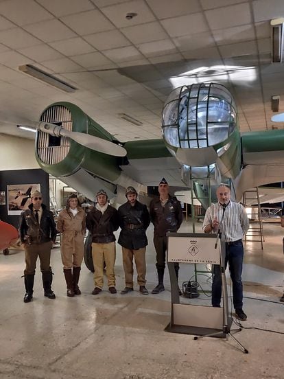 El bombardero Katiuska que se ha reconstruido en el Centro de Aviación Histórica de La Sènia (CAHS), durante su presentación, con miembros de una asociación de reconstrucción histórica ataviados de pilotos.