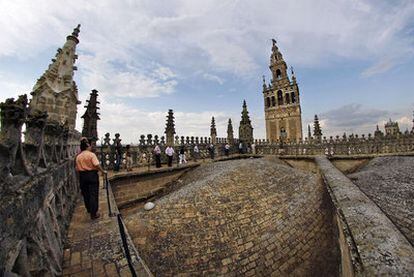 Un grupo durante su visita a las cubiertas de la Catedral de Sevilla, el pasado miércoles. Al fondo, la Giralda.