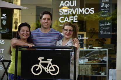De izq a dcha: Carmen, Carlos y Fernanda en el caf&eacute; que abrieron en 2016 en Villa Ort&uacute;zar.