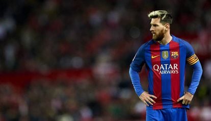 Messi luce la camiseta con el logotipo de Qatar en el duelo ante el Sevilla. 