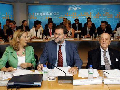 Ana Pastor, Mariano Rajoy y Manuel Fraga, en la Junta Directiva Nacional del PP ayer.