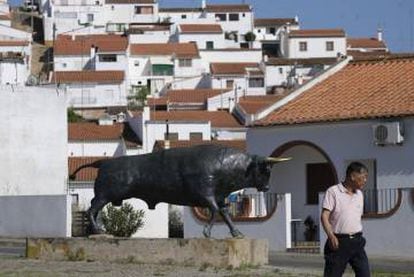 Monumento a la lidia a la entrada del municipio de Barrancos.