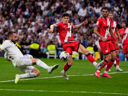 Carvajal remata a portería ante la oposición de Fran García durante el partido de este miércoles.