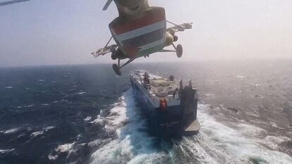 Un helicóptero hutí sobrevuela un carguero.