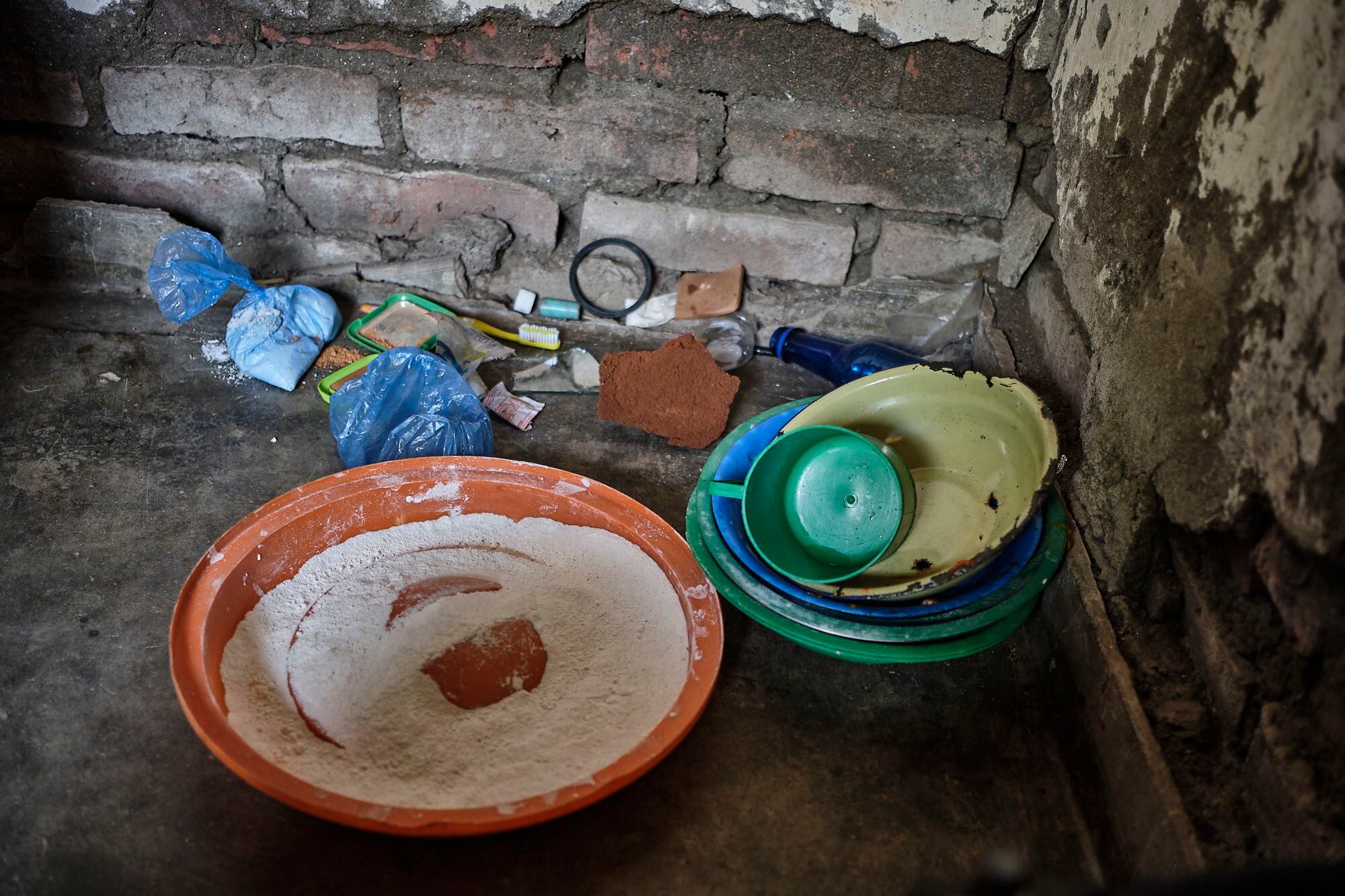 Todas las chicas cocinan su comida dentro del burdel. En un rincón de la habitación, Roozani guarda la harina de maíz con la que elabora la 'nsima', la comida más popular y barata de Malaui.