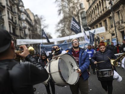 Manifestante de la CGT marchan por el centro de Buenos Aires