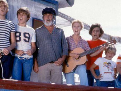 Alguns dels protagonistes de 'Verano azul' a la barca de Chanquete.