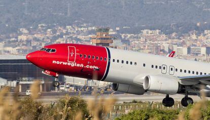 Avió de Norwegian enlairant-se des de l'aeroport del Prat.