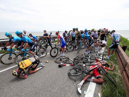 Los corredores del Giro, poco después de la gran caída a la salida de Grado.