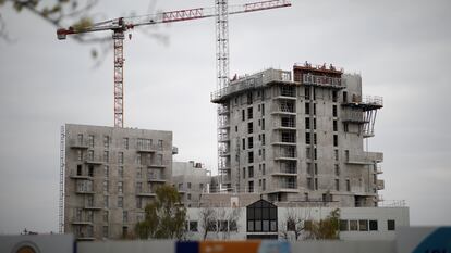 Construcción de dos edificios residenciales en las afueras de París, en una imagen de archivo.