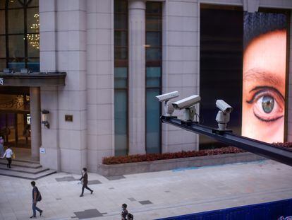 Una cámara de vigilancia en una calle de Shanghái, en junio de 2020.