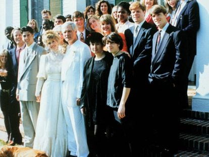Jane Fonda, con Ted Turner y su familia, el día de su boda en 1991.