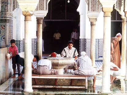Creyentes musulmanes efect&uacute;an las abluciones antes de proceder a la oraci&oacute;n en una mezquita de Marruecos.