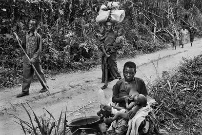 Los refugiados ruandeses llegan agotados cerca de la aldea de Kisesa. Región de Kisangani, en el antiguo Zaire, en 1997.  