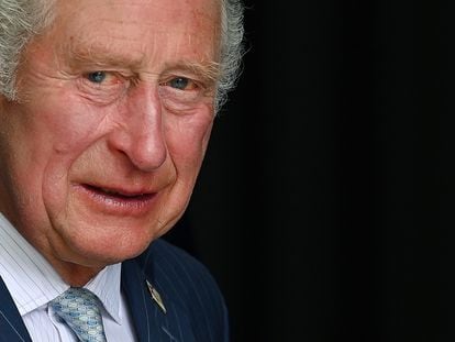 El entonces príncipe Carlos, hoy Carlos III, en los estudios londinenses de la BBC en abril.