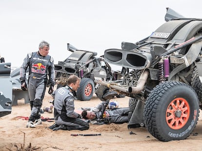 Carlos Sainz asiste a su compañero de equipo en Audi, Mattias Ekström, en la séptima etapa del Dakar.