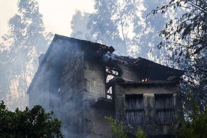 Un vivienda quemada en la parroquia de Acevedo (Pontevedra), el 10 de agosto.