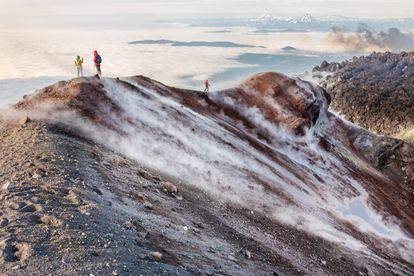 Senderistas recorriendo el paisaje volcánico de la península de Kamchatka (Russia).