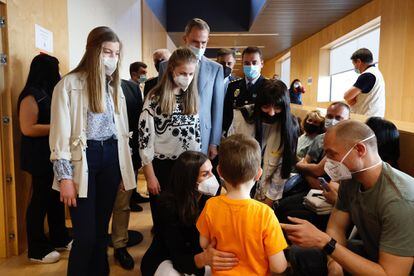 Visita de los Reyes y sus hijas a un centro de refugiados ucranios en Madrid, el 16 de abril.
