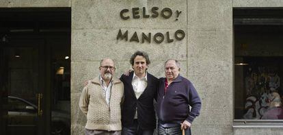 Carlos Zamora, propietario de la tasca, flanqueado por los hermanos Celso (a la izquierda) y Manolo Arg&uuml;elles, antiguos due&ntilde;os.