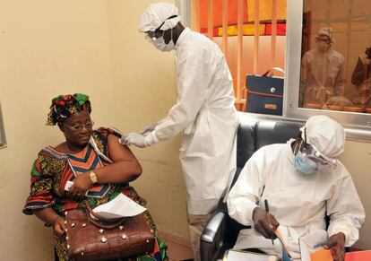 Un amujer recibe la vacuna del ébola en Conakry