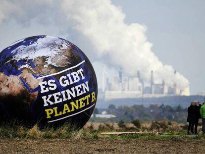 Acto de protesta contra el cambio climático en Kerpen, Alemania. En el vídeo, cuáles serían las consecuencias de no mantener por debajo de 1,5 grados el calentamiento.
