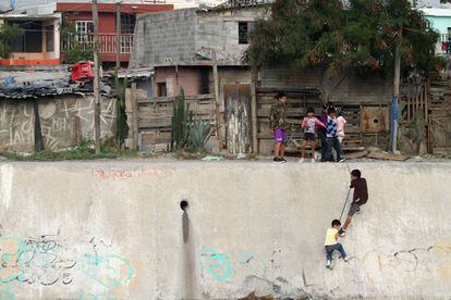 Varios ni&ntilde;os pobres juegan en Santa Catarina (Nuevo Le&oacute;n, uno de los Estados m&aacute;s ricos de M&eacute;xico).