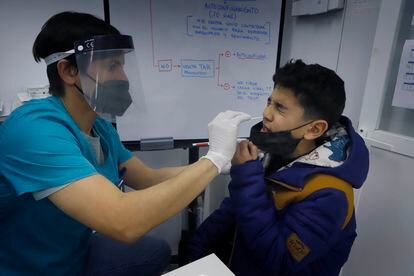 Un niño se somete a un test de antígenos en una farmacia de Terrassa.