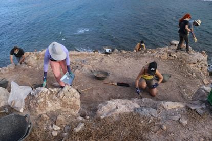 Arqueólogos de la Universidad de Murcia excavan en octubre pasado la isla del Fraile.
