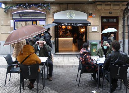 Varios clientes consumen en la terraza de un bar de Bilbao el pasado 12 de diciembre.