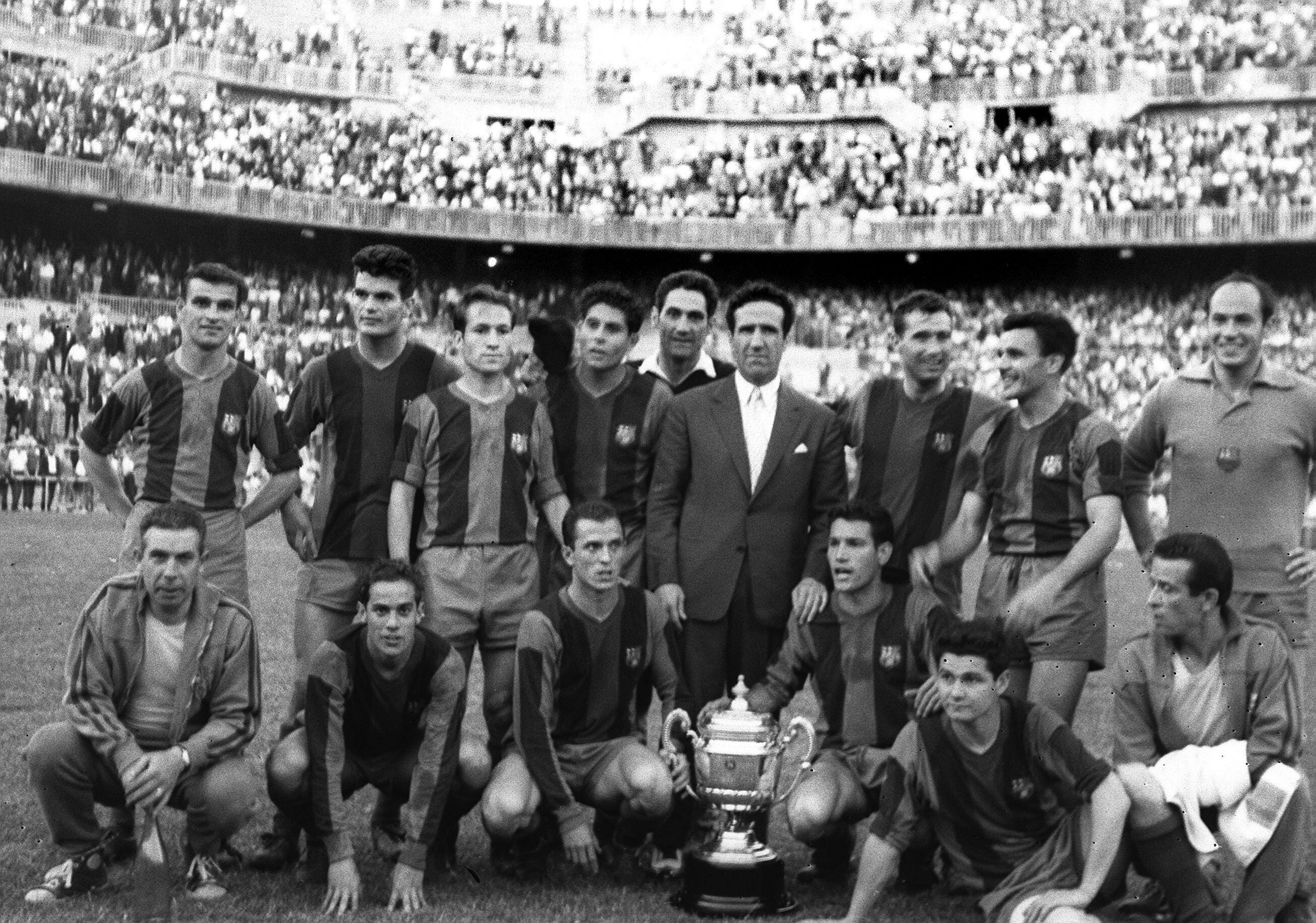 Luis Suárez, el segundo de abajo por la izquierda, posa con el Barcelona junto al trofeo de la Copa del Generalísimo, tras haber vencido en la final al Granada en el estadio de Chamartín, el 21 de junio de 1959. 