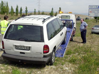 Una grúa recoge un coche averiado en la N-I a la altura de Vitoria.