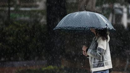 Una mujer se protege de la lluvia con un paraguas, el 11 de septiembre en Pamplona.