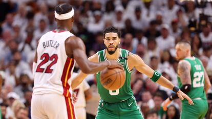 Jimmy Butler (Miami) encara a Jayson Tatum (Boston) en el primer partido de las finales de la Conferencia Este.