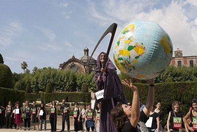 Las ONG representaron frente al Parlament la simbólica muerte de la ayuda a la cooperación para el desarrollo.