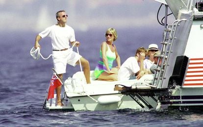 Diana junto a sus hijos en el barco de Dodi Al-Fayed en St Tropez  en julio de 1997.
