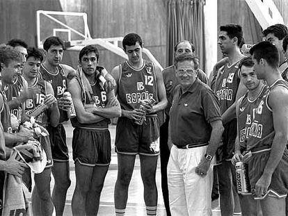 Antonio Díaz Miguel, rodeado de los jugadores de España en los Juegos Olímpicos de Barcelona 92.