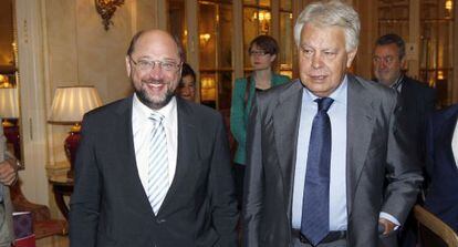 El presidente del Parlamento Europeo, Martin Schulz, y expresidente del Gobierno Felipe Gonz&aacute;lez, en el desayuno informativo.