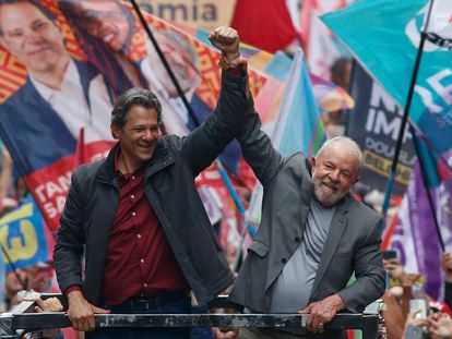 Lula da Silva, candidato a la Presidencia de Brasil, levanta el puño de Fernando Haddad, aspirante a gobernador, durante una marcha en São Paulo.