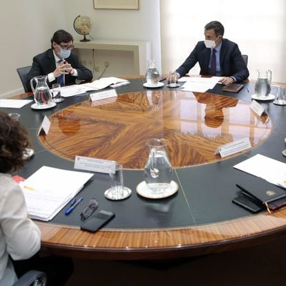 GRAF4633. MADRID, 14/09/2020.- El presidente del Gobierno, Pedro Sánchez (c), preside la reunión del Comité de Seguimiento del coronavirus, a la que asiste el ministro de Sanidad, Salvador Illa (3i), este lunes en el Complejo de la Moncloa. EFE/ J. M. Cuadrado / Moncloa Pool SÓLO USO EDITORIAL? NO VENTAS? NO ARCHIVO