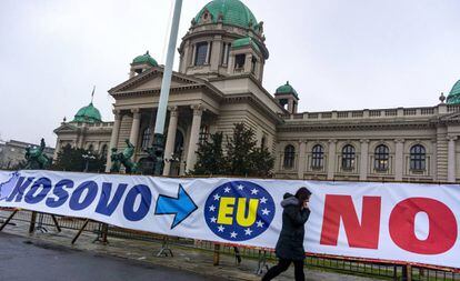 Un cartel sobre la entrada de Kosovo en la UE, en febrero de 2018 en Belgrado.