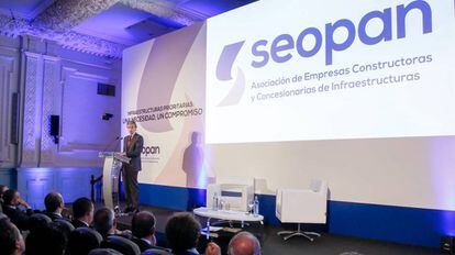 El ministro de Fomento, Iñigo de la Serna, asiste a una jornada de Seopan en Madrid..