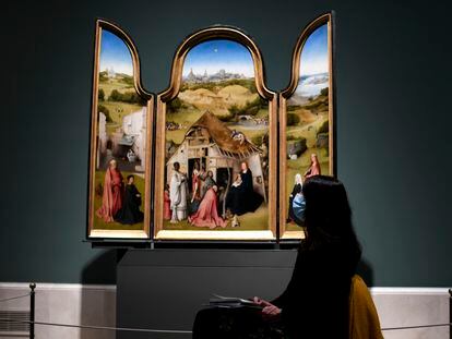 La 'Adoración de los Magos' del Bosco el día de la reapertura de la sala donde permanecen las obras del artista, en el Prado.
