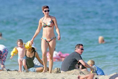El primer ministro brit&aacute;nico, David Cameron, con su sposa Samantha y su hija peque&ntilde;a, Florence, en una playa de Mallorca. 