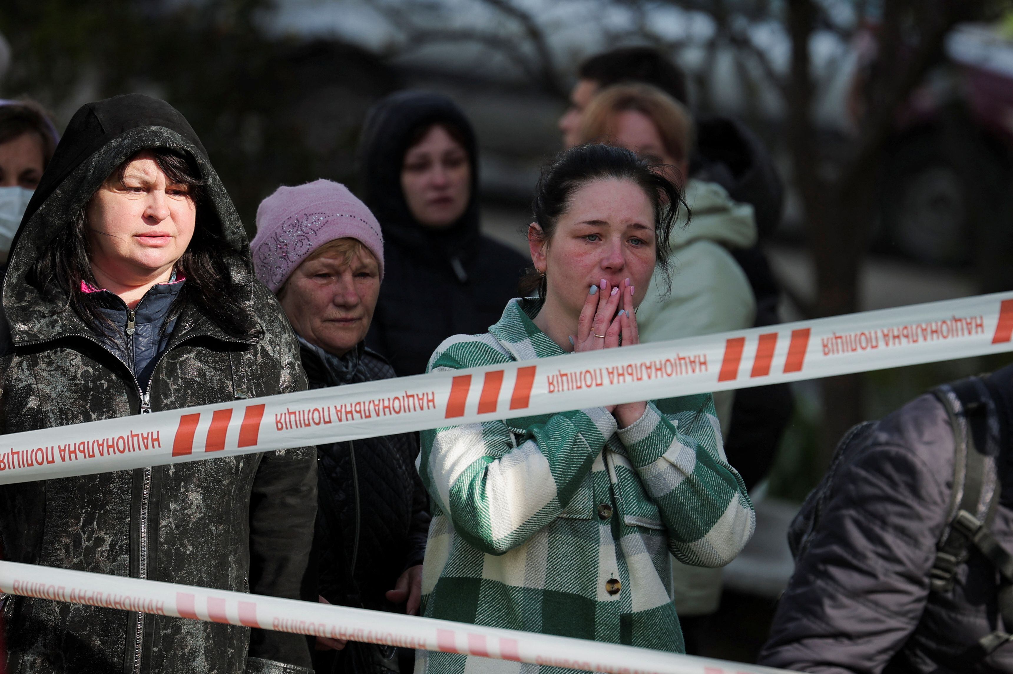 Una mujer llora en las cercanías del edificio residencial afectado por un misil ruso en Uman, este viernes. 