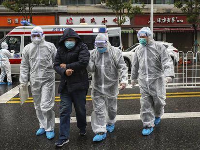 Personal médico ayuda a un paciente en Wuhan (China), el 26 de enero.